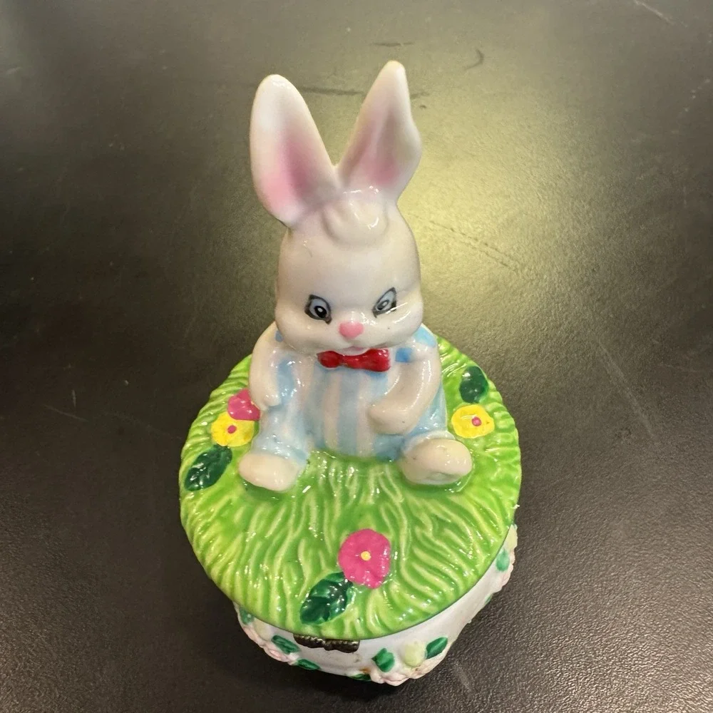 Trinket‎ Box Bunny Rabbit Porcelain Easter Tight Bow Hinge Vintage 4